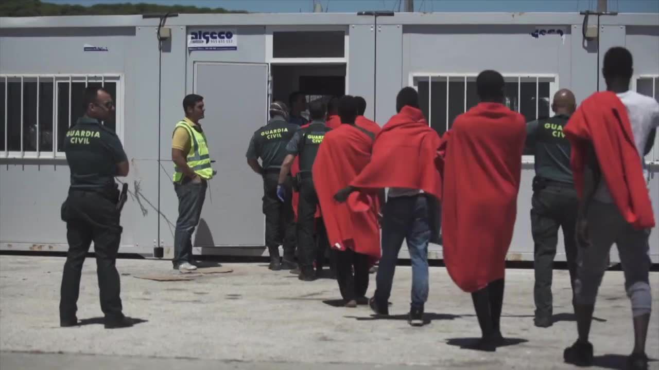 Łódź hiszpańskiej straży przybrzeżnej z 37 migrantami przybiła do portu w Barbate