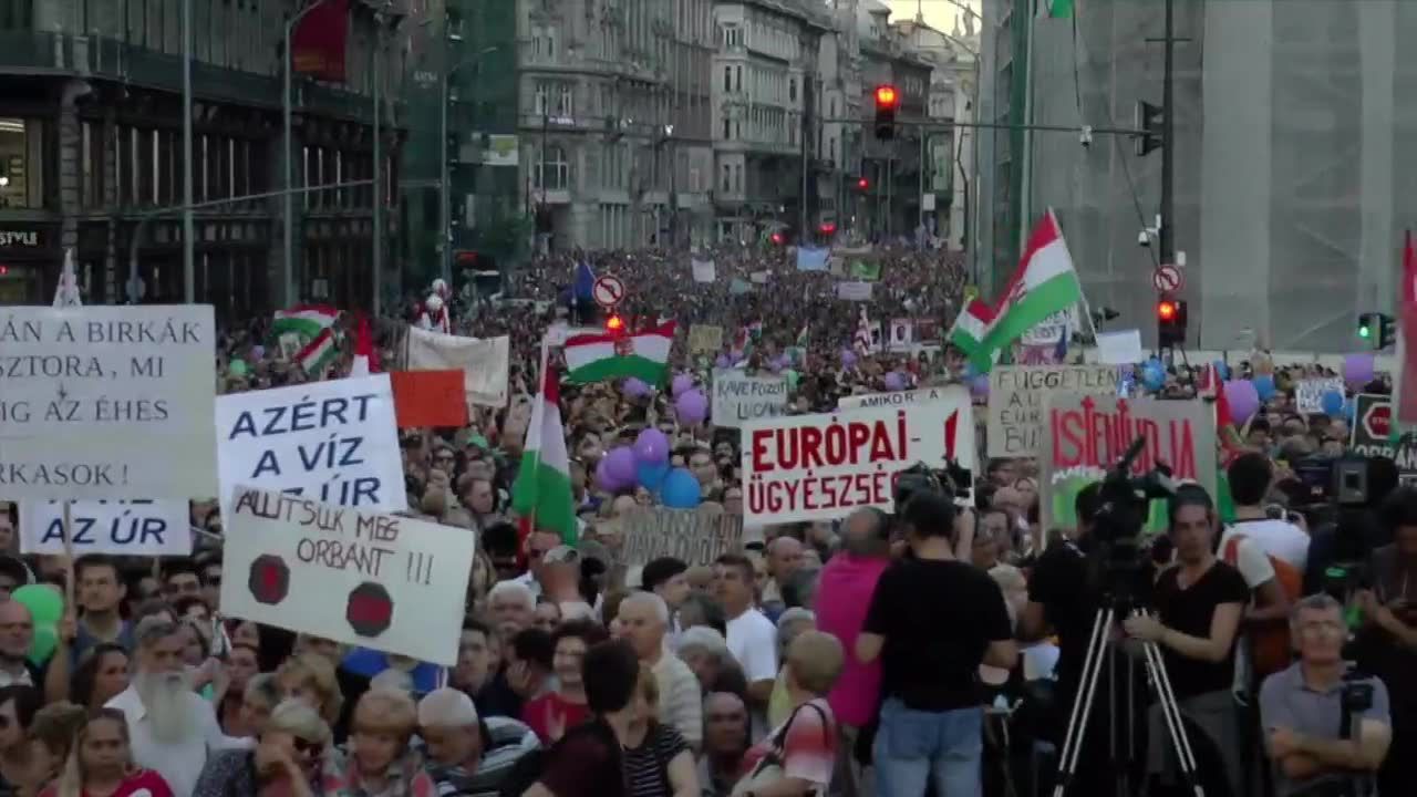 Tysiące ludzi znów na ulicach Budapesztu. Domagają się ponownego przeliczenia głosów w wyborach parlamentarnych