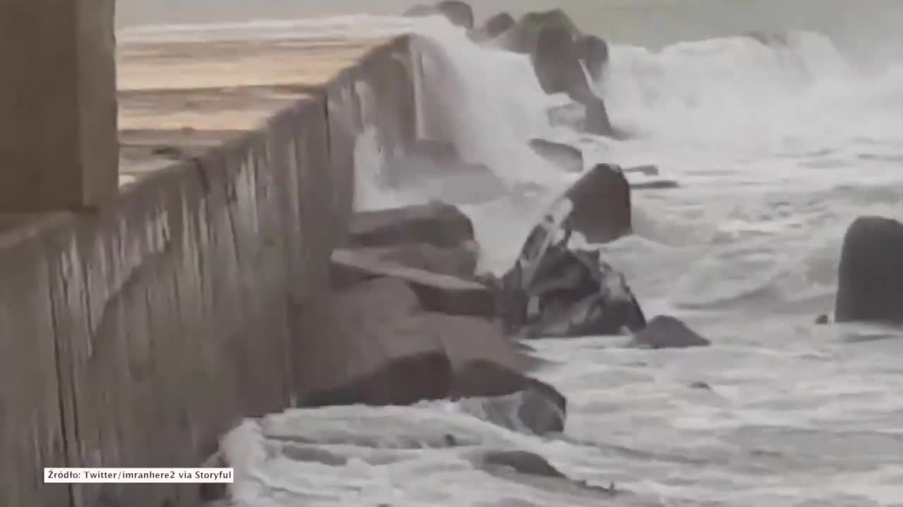 Podmuchy zepchnęły samochód do oceanu. Silny wiatr nawiedził Nową Zelandię