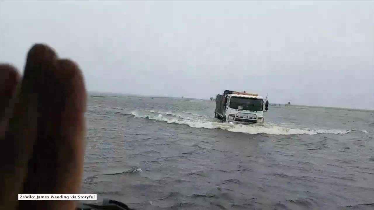 Droga niczym ocean. Kierowca ciężarówki miał problemy z pozostaniem na drodze