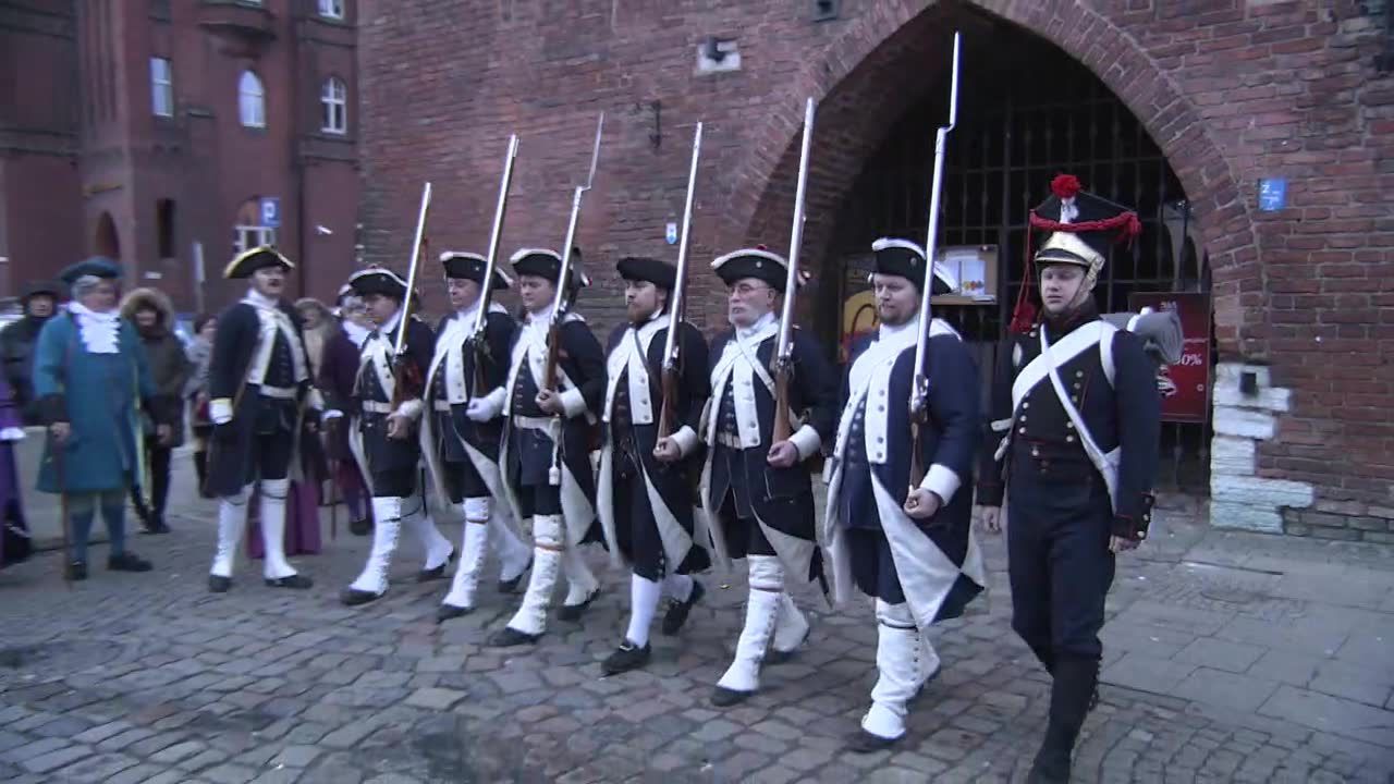 Strzały z moździerza, pokaz musztry i stroje z epoki. Noworoczna zmiana warty w Gdańsku