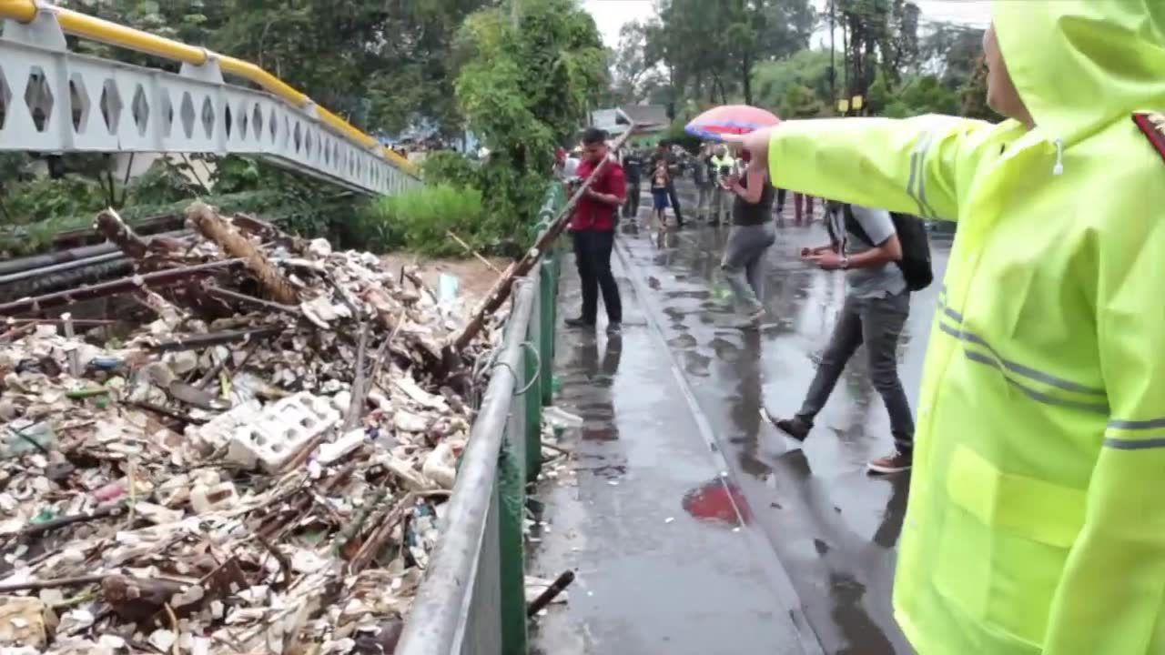 Rzeka śmieci płynie przez Indonezję. Wskutek powodzi zginęła co najmniej jedna osoba