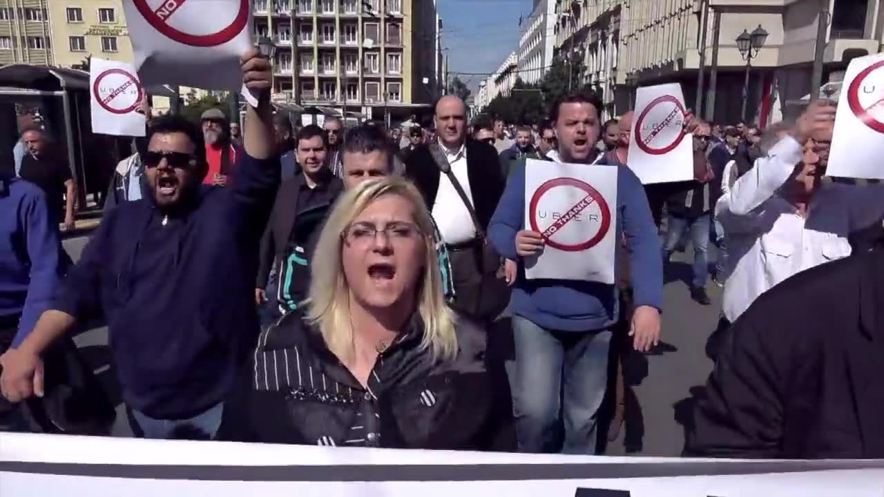 Ateńscy taksówkarze wyszli na ulice na znak protestu przeciwko Uberowi. Część z nich zaatakowała kierowców