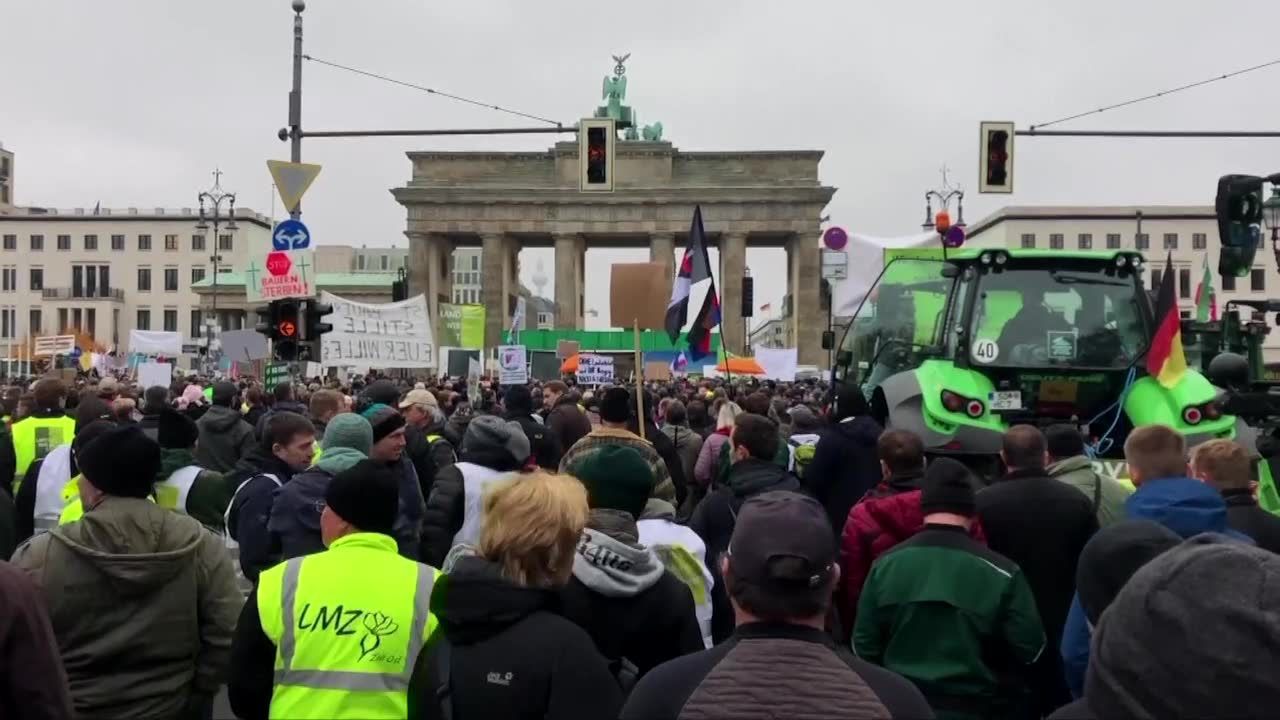 Protest niemieckich rolników w Berlinie. Sprzeciwiają się polityce rolnej rządu A. Merkel