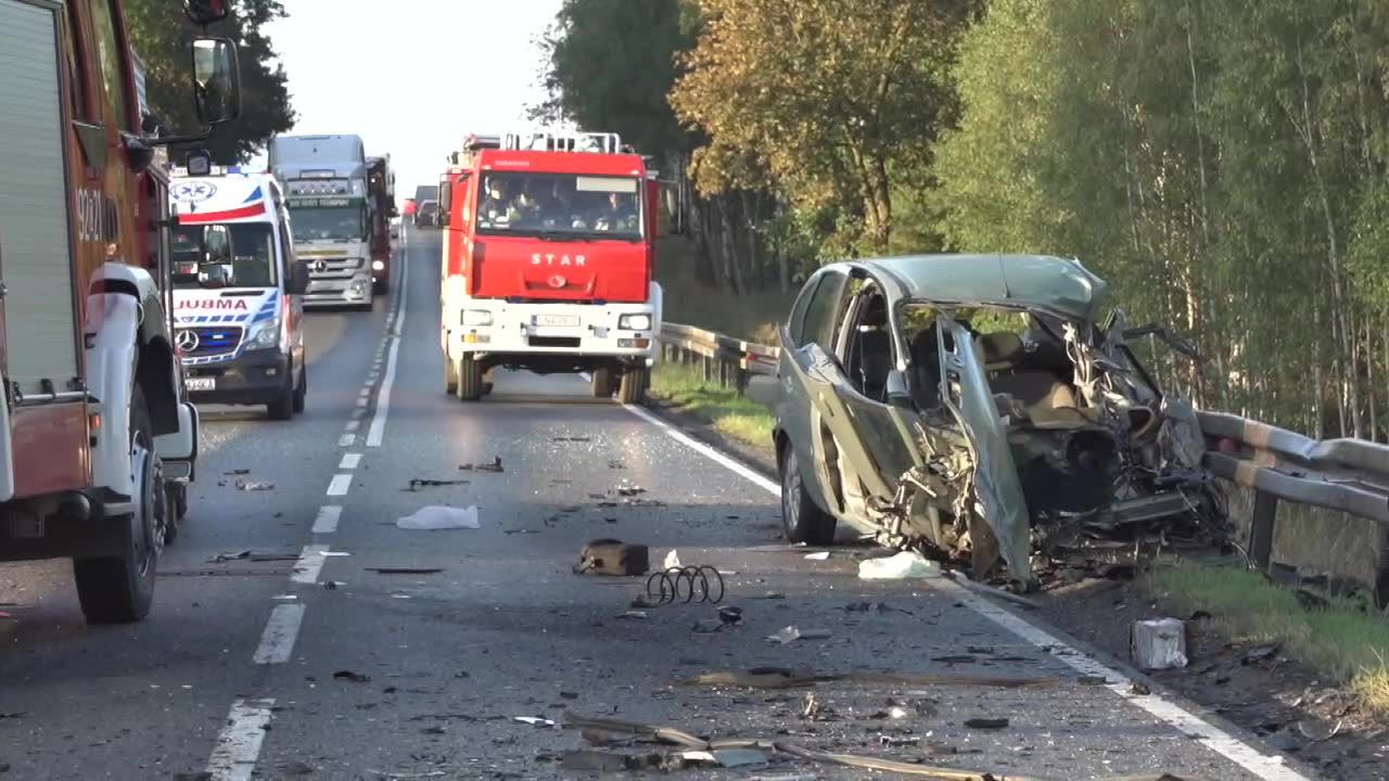 Dwie osoby zostały ranne w wypadku w woj. kujawsko-pomorskim. Uderzenie było tak silne, że silnik znaleziono 30 metrów dalej