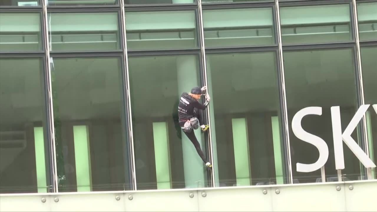 „Francuski spiderman” zatrzymany przez policję po wspinaczce na szczyt biurowca we Frankfurcie