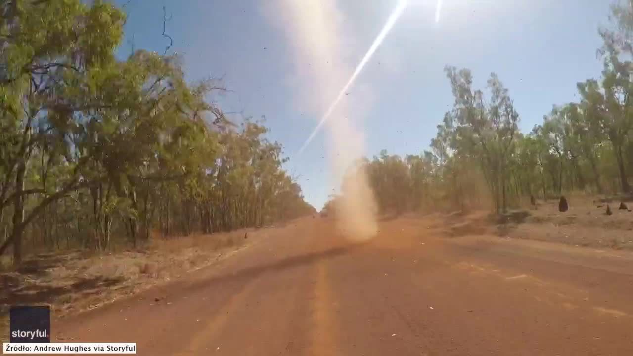 Jechali drogą i napotkali na małą trąbę powietrzną. Nietypowe zjawisko w Australii