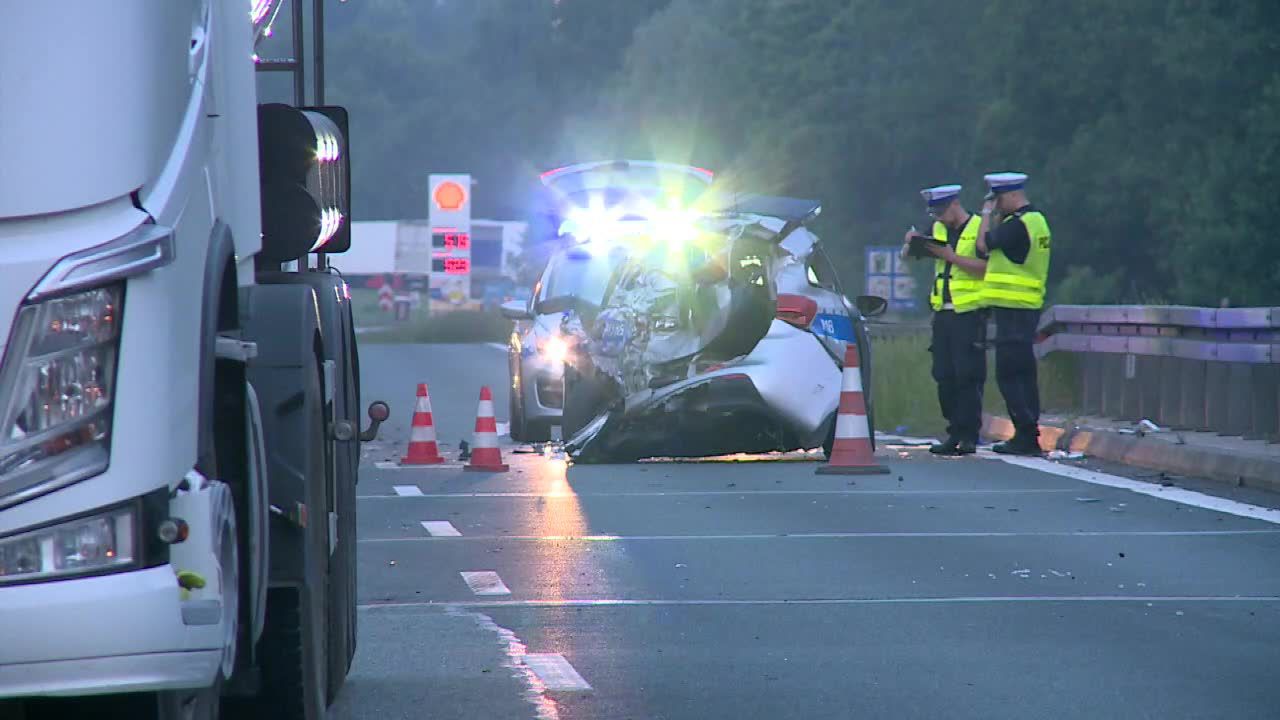 Cysterna staranowała zaparkowany radiowóz w Sosnowcu, Dwóch policjantów zostało rannych