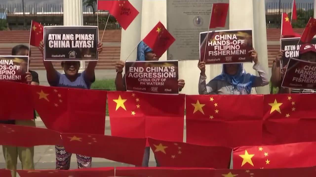 Demonstrujący w Manili spalili chińskie flagi po zatopieniu kutra rybackiego