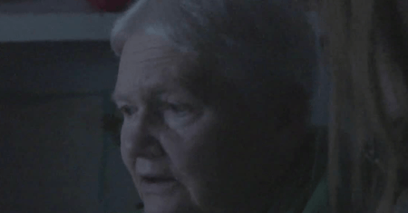 Syn sprzedał jej mieszkanie. 70-letnia pani Anna żyje bez wody, prądu i gazu