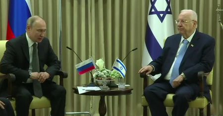 „Antysemityzm kończy się Oświęcimiem”. W. Putin podczas spotkania z prezydentem Izraela