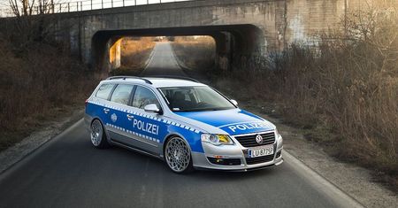 Policyjny VW Passat-celebryta na sprzedaż