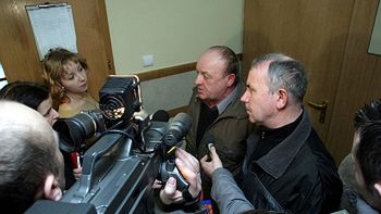 Dziennikarze rozmawiają przed salą Sądu Okręgowego w Kielcach z rodzinami ofiar wypadku