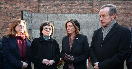 Amerykańska polityk Nancy Pelosi odwiedziła Auschwitz. O polskich ofiarach ani słowa