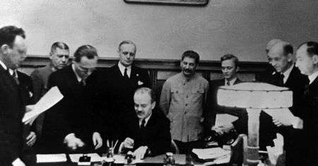 Aukcja w Rosji. Nikt nie kupił zdjęć z podpisania paktu Ribbentrop-Mołotow