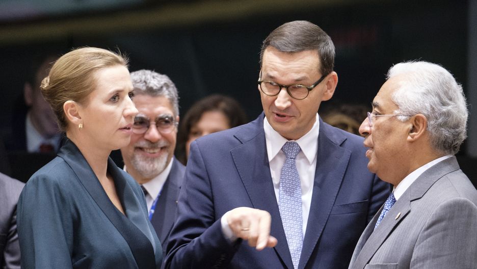 Premier Mateusz Morawiecki (w środku).