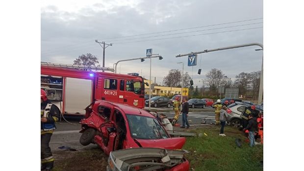 Wypadek na skrzyżowaniu ulic Katowickiej z Okradzionowską.