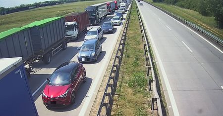 Kolizja z udziałem ciężarówek na A4. Spore utrudnienia