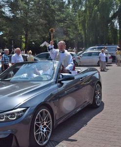 Kolejny ksiądz w kabriolecie. Tym razem święcił w 430-konnym BMW