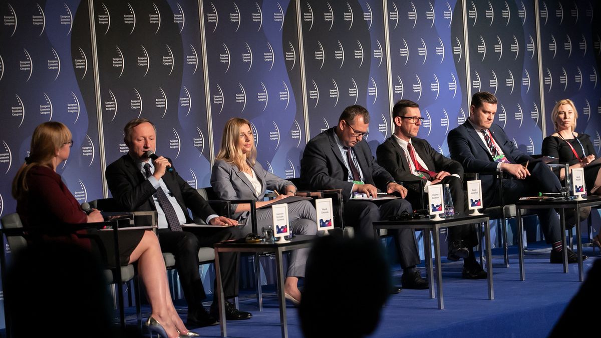 Największym problemem jest brak zrozumienia podstaw danego zawodu. Ludzie mają zdecydowanie inne wyobrażenie o pracy, gdy do niej przychodzą - mówi Magdalena Wróbel (Pierwsza od prawej).