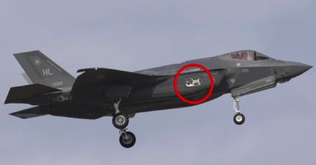 F-35 zaczął rozpadać się w powietrzu. Perełka US Air Force straciła panel