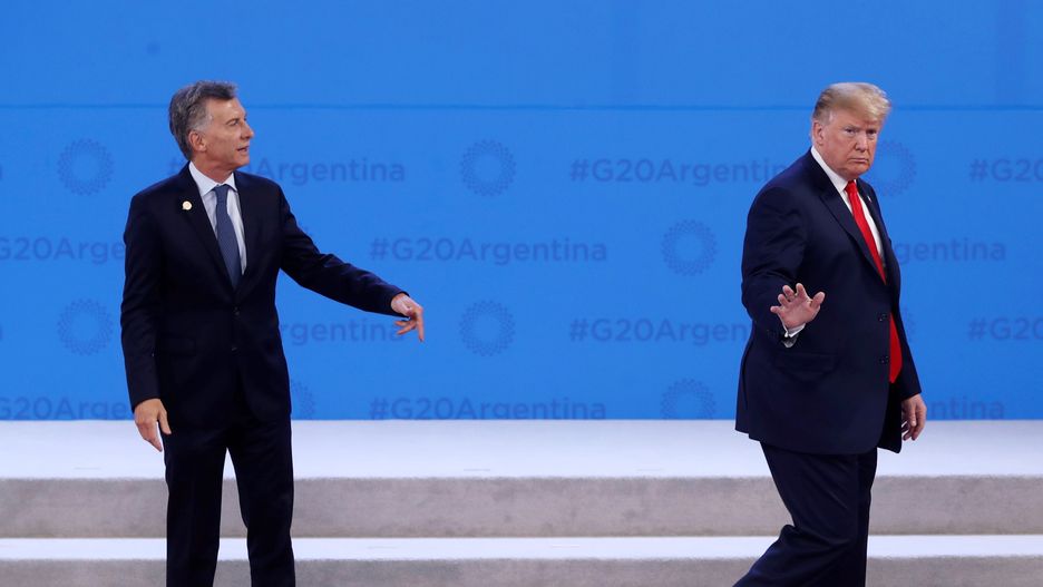 Donald Trump zszedł ze sceny zostawiając z fotografami Mauricio Macriego.