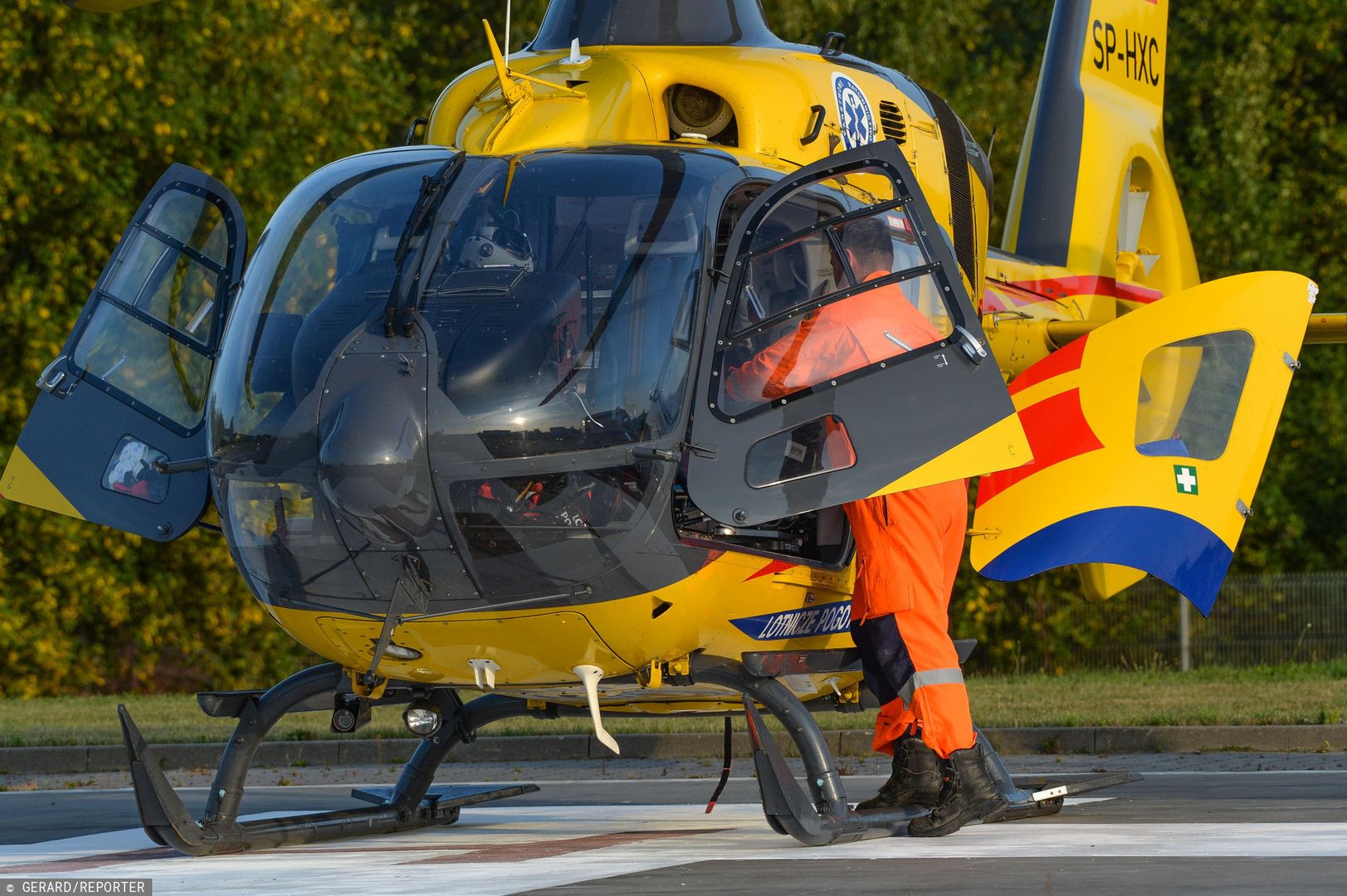 Szprotawa: helikopter LPR zabrał do szpitala 11-miesięczną dziewczynkę, potrąconą na parkingu