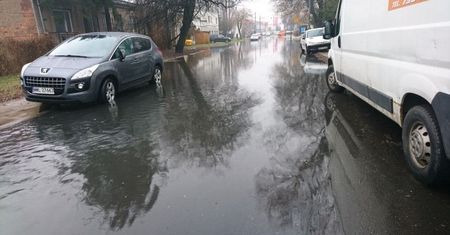 "Czarna maź" na ulicach Warszawy. Okazało się, że to woda