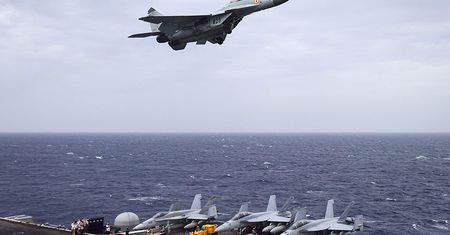MiG-29 nad amerykańskim lotniskowcem. "Krytyka rosyjskiej myśli technicznej"