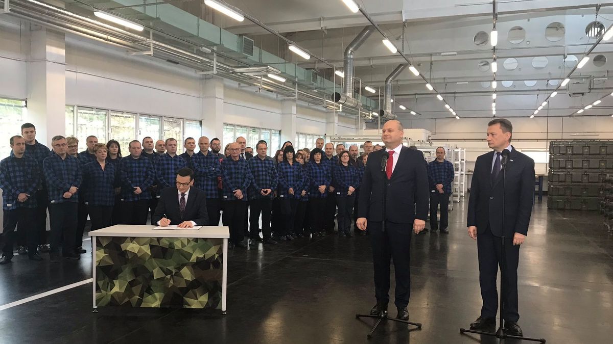 Premier Mateusz Morawiecki i minister obrony Mariusz Błaszczak odwiedzili w środę zakład Polskiej Grupy Zbrojeniowej w Skarżysku-Kamiennej