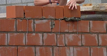 Wrócił z pracy i zamiast drzwi zobaczył mur