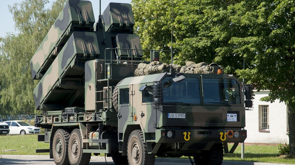 Wyrzutnia norweskich przeciwrakietowych pocisków manewrujących NSM na podwoziu Jelcz P662D.