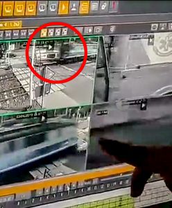 Pociąg zmiótł karetkę z torów w Puszczykowie. Pokazano dramatyczne nagranie