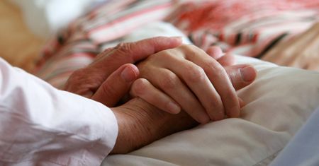 Trzymała mamę za rękę, gdy ta umierała. "Była dla mnie wszystkim. Moim sercem, przyjacielem..."