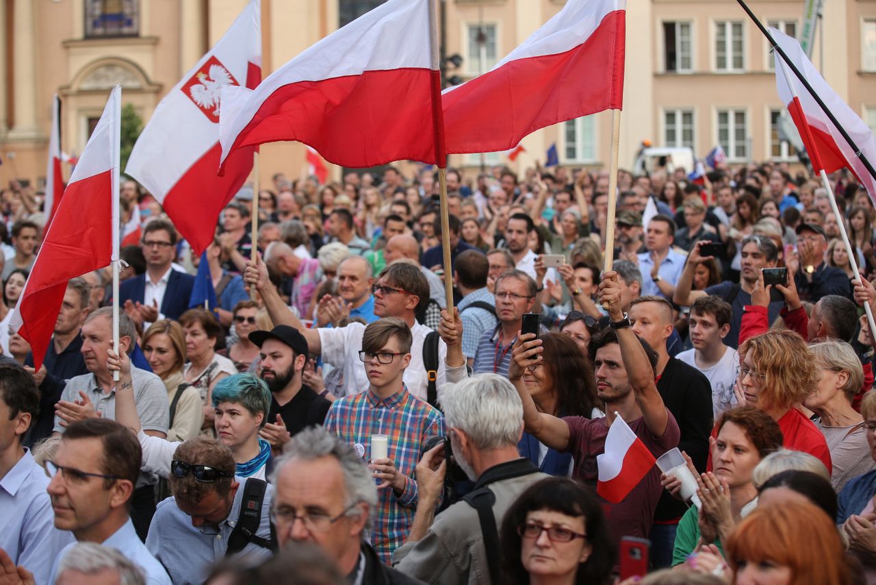 Dwa weta. Czy na decyzję prezydenta wpłynęły protesty ws. zmian w sądownictwie?