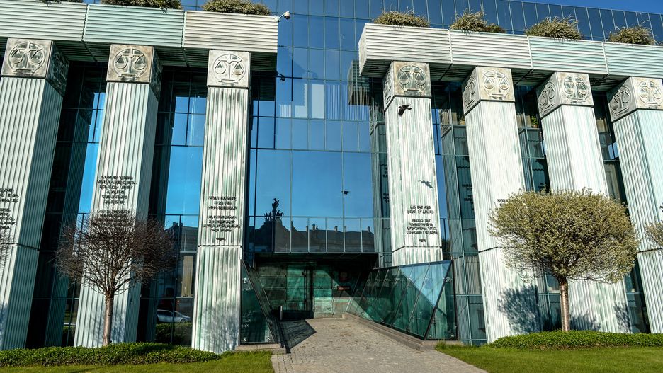 W niezależność sądów w Polsce wierzą głównie ludzie młodzi