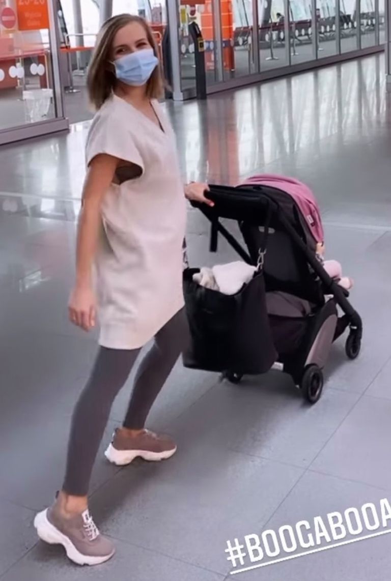 Agnieszka Kaczorowska w ciąży na lotnisku
