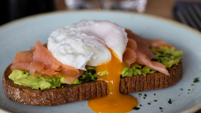Jajecznica z łososiem - śniadanie, które obniża poziom cukru we krwi
