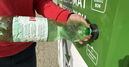 Stworzył polski butelkomat. Inżynier Wiesław chce poprawić wady systemu kaucyjnego
