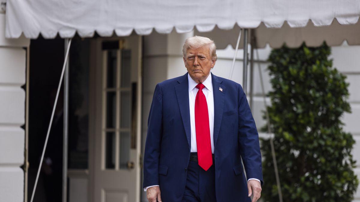 US President Donald Trump before speaking to reporters before departing the White House for the funeral of slain conservative activist Charlie Kirk in Washington, DC, USA, 21 September 2025. The president answered questions about Kirk, as well as about Defense Secretary Pete Hegseth's new 'pledge' requirement for reporters. EPA/JIM LO SCALZO / POOL Dostawca: PAP/EPA.