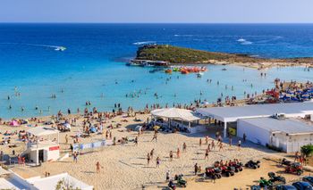 Takiego szaleństwa dawno nie było. Polacy szturmują biura, wycieczki znikają z minuty na minutę