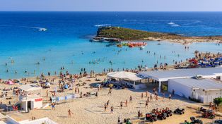 Takiego szaleństwa dawno nie było. Polacy szturmują biura, wycieczki znikają z minuty na minutę