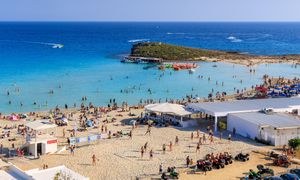 Takiego szaleństwa dawno nie było. Polacy szturmują biura, wycieczki znikają z minuty na minutę