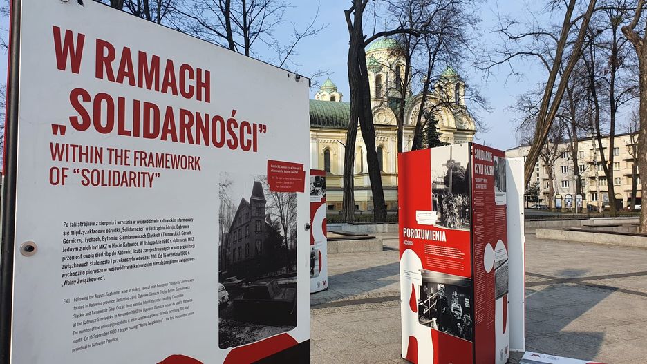Częstochowa. Na placu Baczyńskiego ruszyła plenerowa wystawa o NSZZ "Solidarność". 