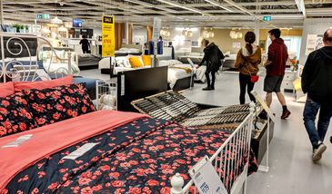 Chciał oszukać kasę bezobsługową. Kupił materac, zapłacił za... nogę do krzesła