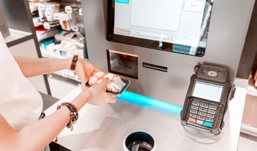 Buraki zamiast mandarynek. Skanował tańsze produkty. Trafił do aresztu