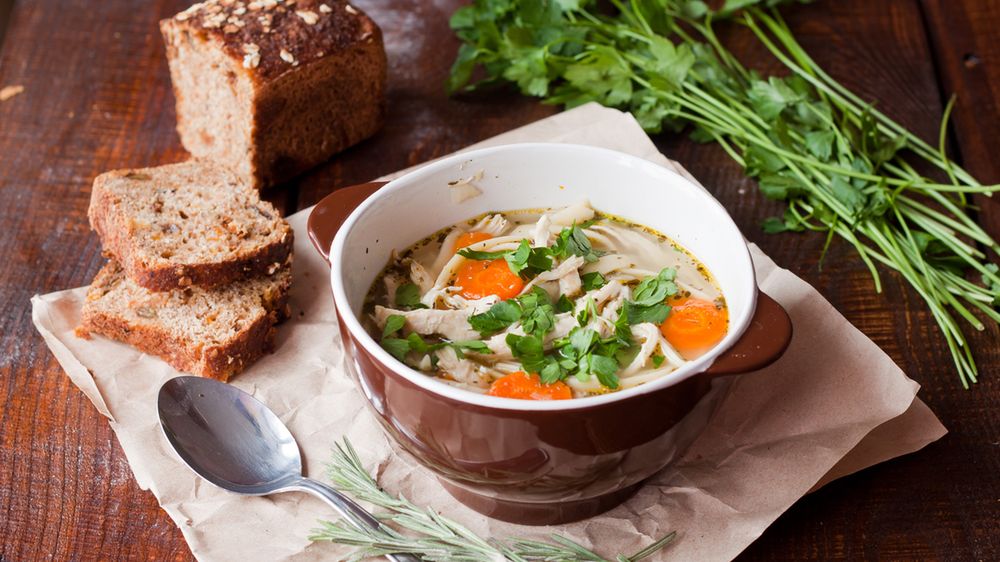 Rosół z makaronem o obniżonej zawartości sodu w puszce (gotowy do spożycia)