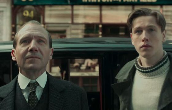Ralph Fiennes i Harris Dickinson w filmie "The King's Man". Prequel "Kingsmana"