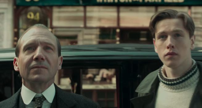Ralph Fiennes i Harris Dickinson w filmie "The King's Man". Prequel "Kingsmana"