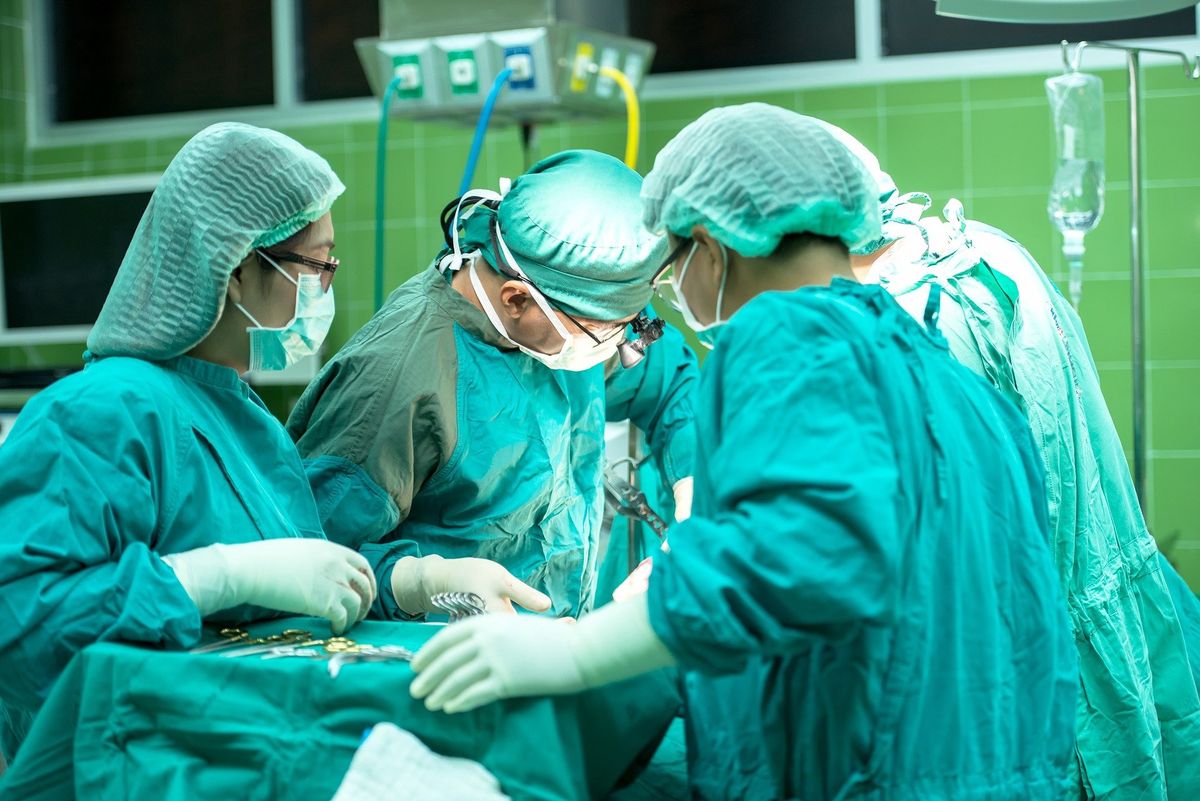 Lekarze amputowali niewłaściwą nogę pacjenta w Austrii. "Błąd ludzki"